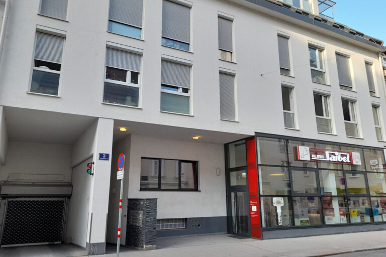 Neubau-Haut mit Geschäft im Erdgeschoß und Garageneinfahrt, Wien-Leopoldstadt