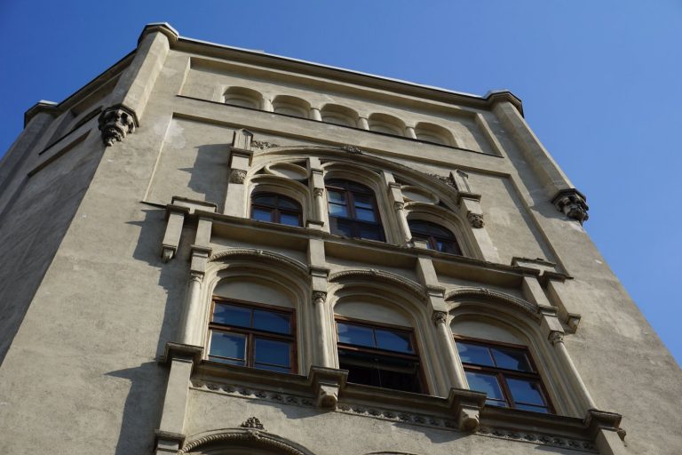 Fenster und Fassadenschmuck eines Frühgründerzeithauses in Wien, Radetzkystraße, Dampfschiffstraße, 1030 Wien