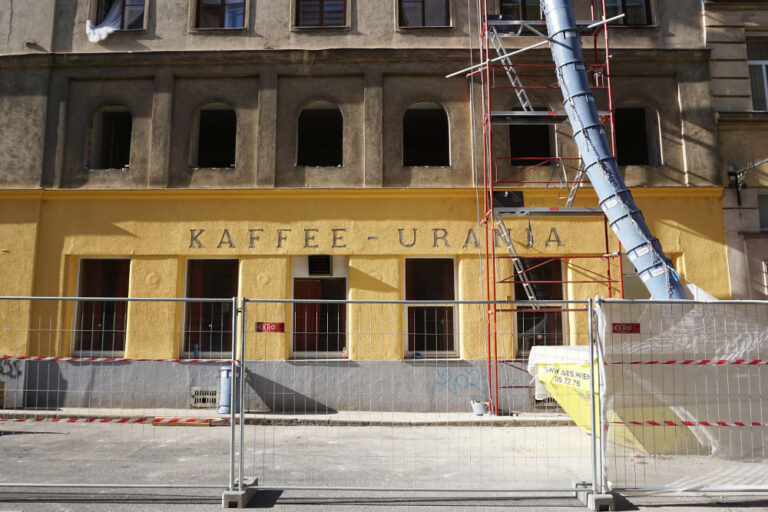 geschlossenes "Kaffee-Urania", Radetzkystraße 24-26, herausgenommene Fenster, Baustelle, Abriss