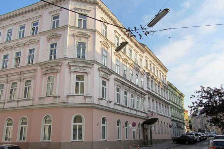 Gründerzeithäuser mit Historismus-Fassadendekor zwischen Bachgasse und Thaliastraße in Wien-Ottakring