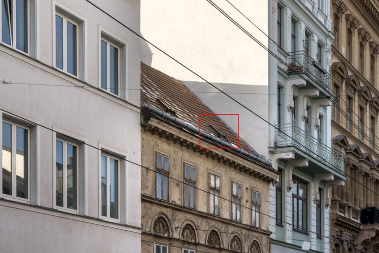 Häuser beim Spittelberg hinterm Museumsquartier, Dachfenster eines Biedermeierhauses hervorgehoben