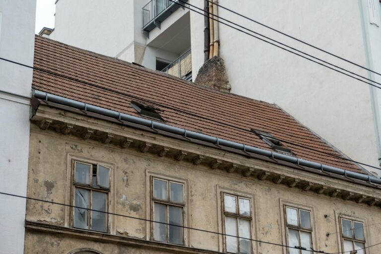 offene Dachfenster des Biedermeierhauses in der Breite Gasse 15 am Spittelberg, 1070 Wien