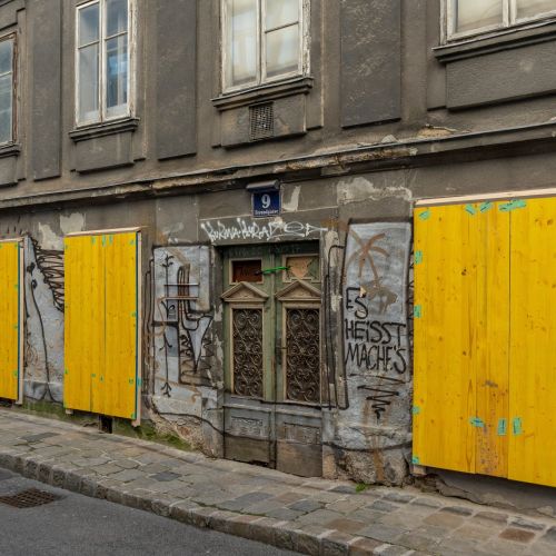 Mehr über den Artikel erfahren Mitten im 4. Bezirk: Ein altes Haus verfällt