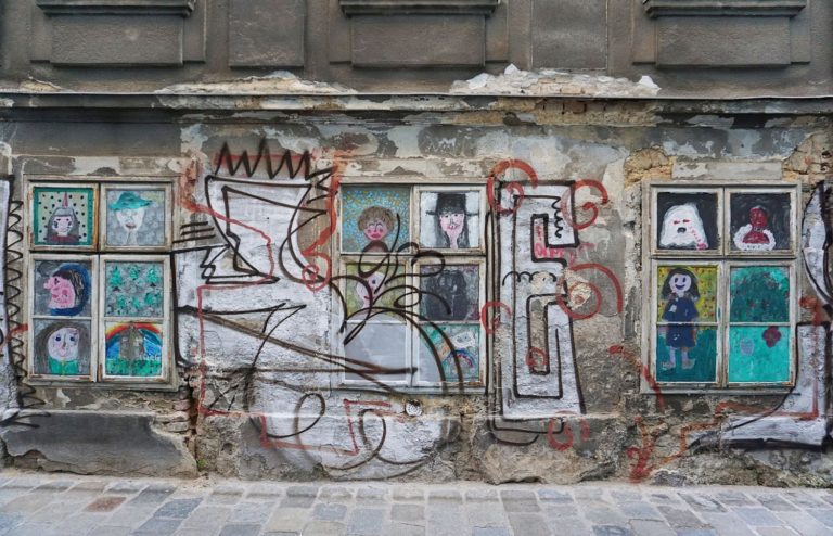 Fenster mit Graffiti, Freundgasse 9, Wien-Wieden, 2018