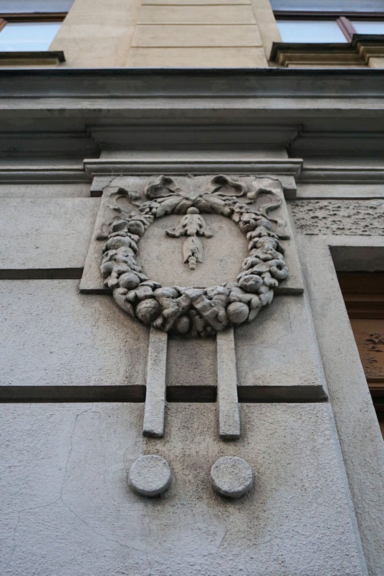 Ornament des Jugendstilgebäudes Heigerleinstraße 20-22, Wien-Ottakring