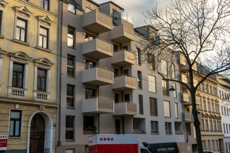 Neubau zwischen alten Häusern in Ottakring