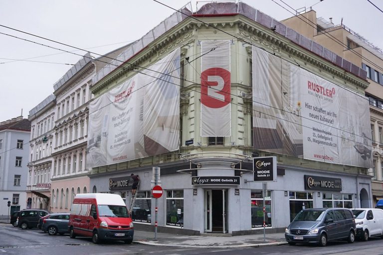 Gründerzeithaus Thaliastraße 56 vor dem Abriss, Plakate der Firma Rustler, Juni 2018