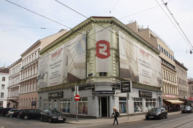 Gründerzeithaus Thaliastraße 56, Plakate der Firma Rustler, vor dem Abriss