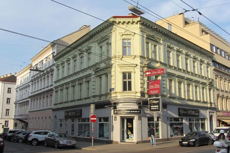 Gründerzeithaus Thaliastraße 56, Architekt: Thomas Hofer, Fassadendekor, Eckhaus, Historismus, Autos, Oberleitungen, Wien-Ottakring