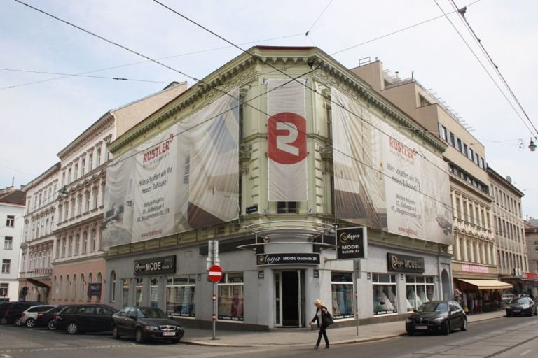 Gründerzeithaus Thaliastraße 56, Plakate der Firma Rustler, vor dem Abriss