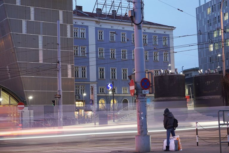 Abendaufnahme, Straße, Verkehr, blaues Haus, Person