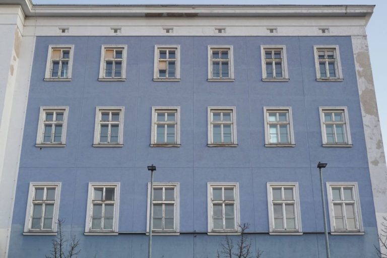 Fassade des blauen Hauses beim Westbahnhof, 1150 Wien