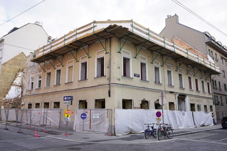 Abriss des Biedermeierhauses Karolinengasse 13, ehemaliges Restaurant "Sperl", Wien-Wieden