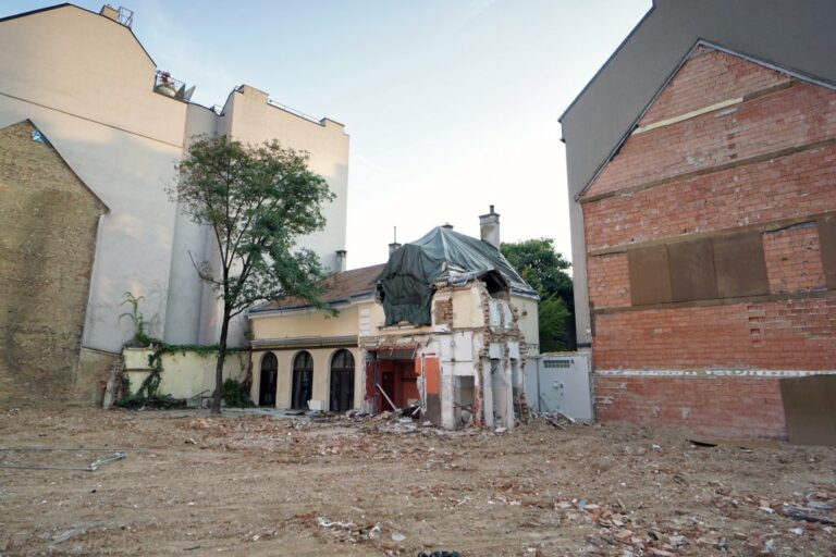 Überrest des "Sperl-Hauses" an der Ecke Mommsengasse/Karolinengasse in Wien-Wieden