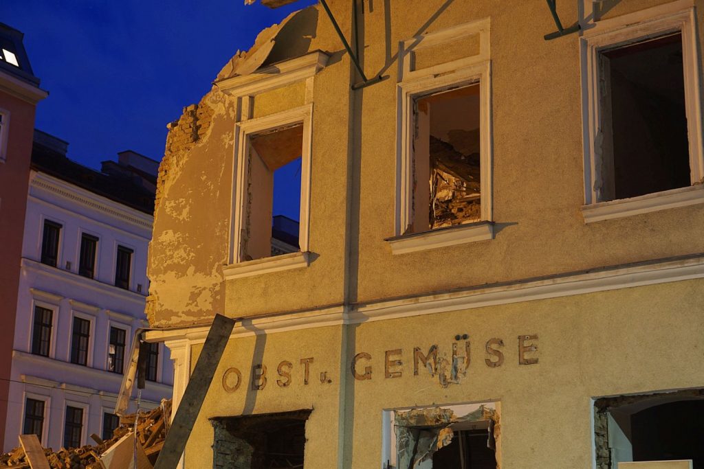 Abriss des Biedermeierhauses Karolinengasse 13, ehemaliges Restaurant "Sperl", Wien-Wieden