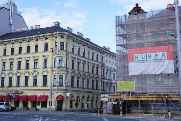 historische Kuppel am Gebäude Wiedner Gürtel 18 kurz vor der Demontage, Wien-Wieden, 2017