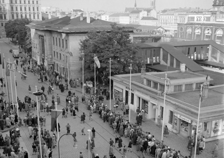 historisches Foto eines Bahnhofs