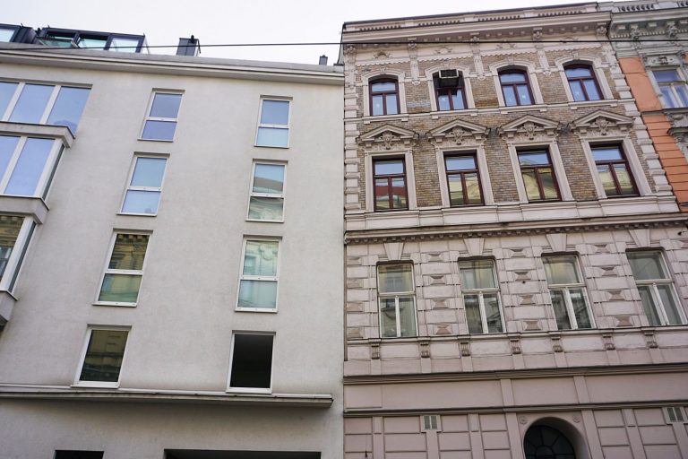 Neubau und Altbau in der Hernalser Hauptstraße, in einer Schutzzone