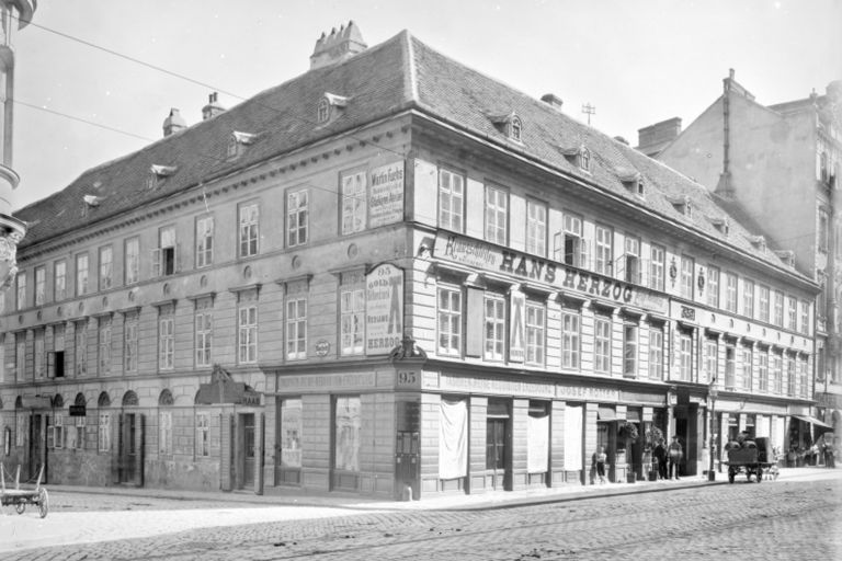 alte Aufnahme eines Hauses, stark gegliederte Fassade, Pflastersteine