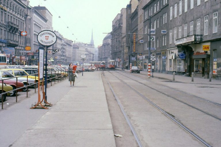 Schienen, Straßenbahnen und Autos in der Praterstraße im Jahr 1981, Wien-Leopoldstadt