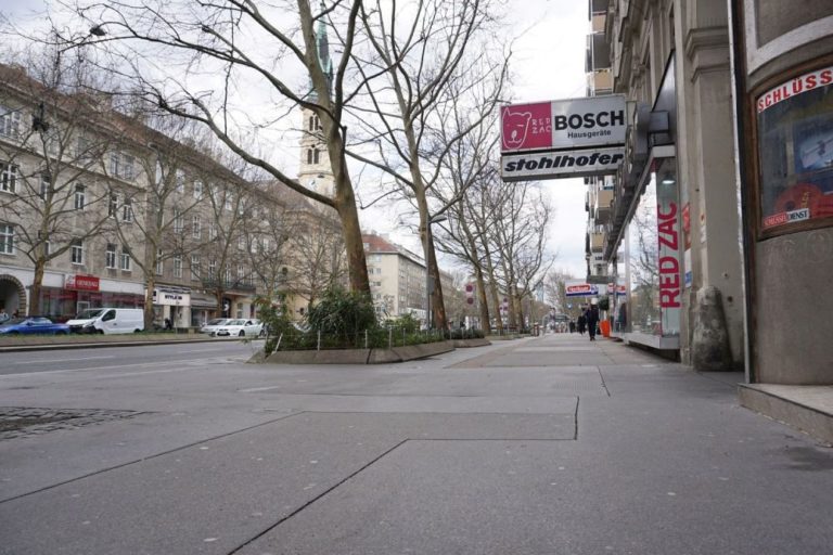 Gehsteig der Praterstraße in Richtung Praterstern, Wien-Leopoldstadt (2. Bezirk)