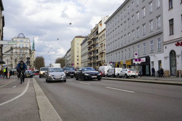 Praterstraße mit Auto- und Radverkehr, in der Nähe des Donaukanals, Wien-Leopoldstadt (2. Bezirk)