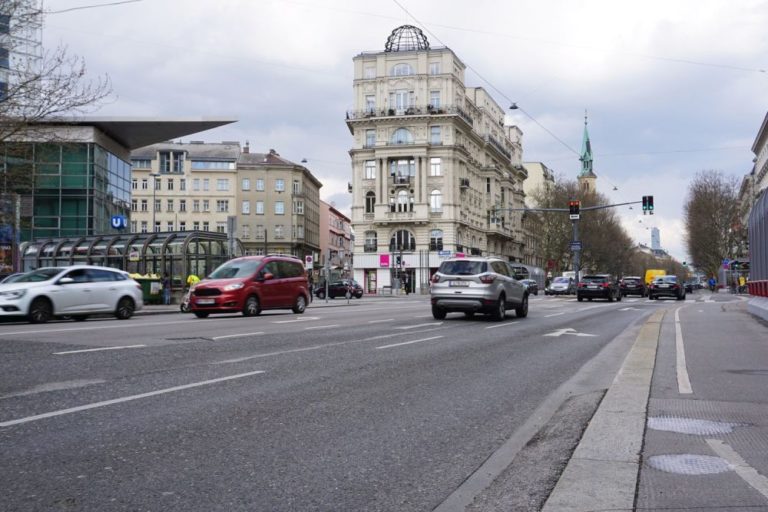 Alliiertenhof beim Nestroyplatz an der Praterstraße in Wien-Leopoldstadt (2. Bezirk)