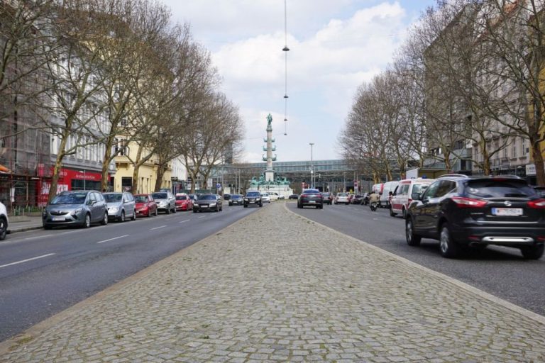 Praterstraße beim Praterstern, in der Mitte das Tegetthoff-Denkmal