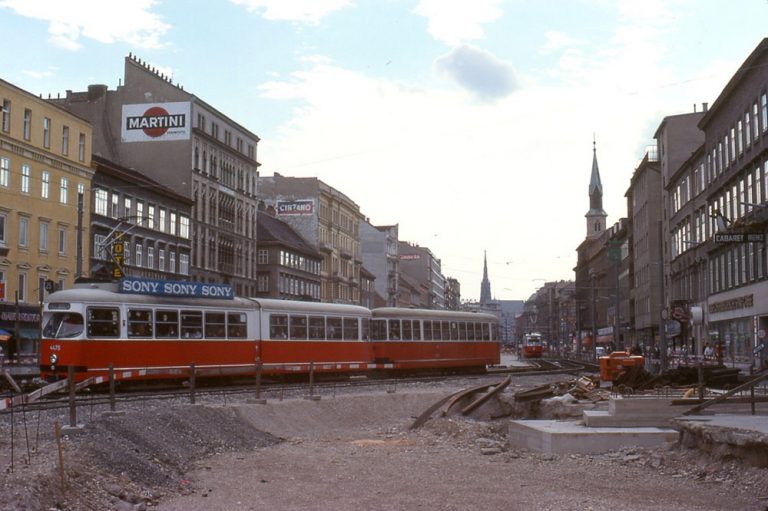 Straßenbahn fährt durch die Praterstraße, Bauarbeiten