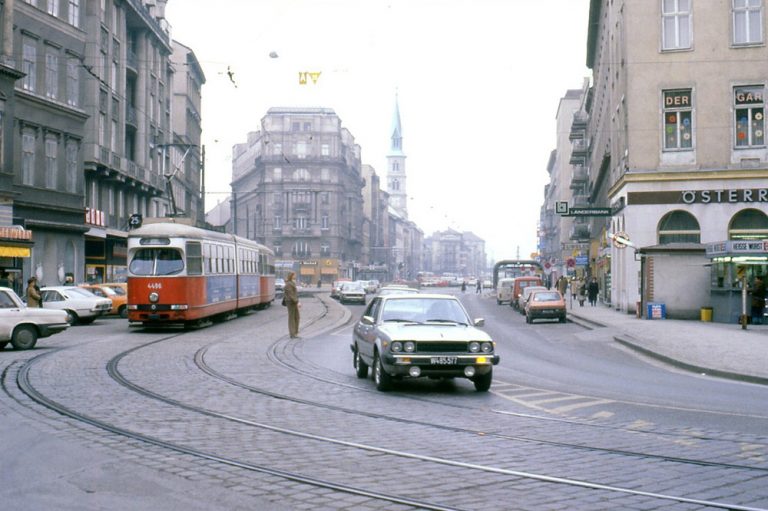 Straßenbahn und Autos in der Praterstraße, Wien-Leopoldstadt