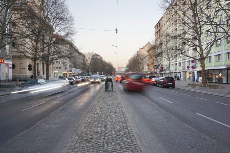 Praterstraße mit viel Verkehr, Wien-Leopoldstadt (2. Bezirk)