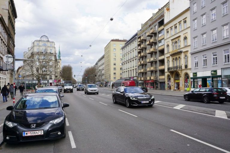 Praterstraße mit viel Autoverkehr in der Nähe des Donaukanals, Wien-Leopoldstadt (2. Bezirk)