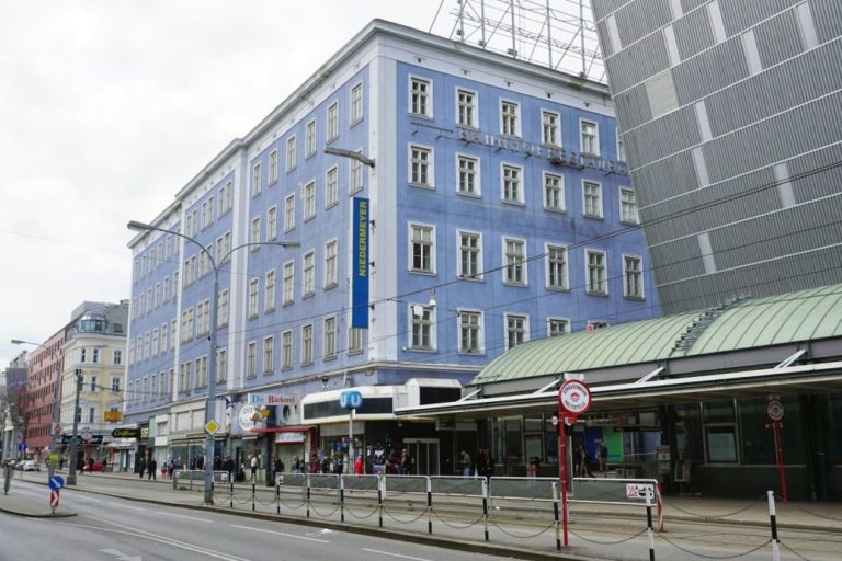 Blaues Haus (Mariahilfer Straße 132) in Wien, Rudolfsheim-Fünfhaus (15. Bezirk), vor Abriss wegen IKEA-Neubau