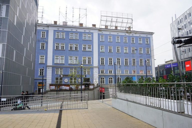 Blaues Haus (Mariahilfer Straße 132, Europaplatz, Gürtel) in Wien, Rudolfsheim-Fünfhaus (15. Bezirk), vor Abriss wegen IKEA-Neubau