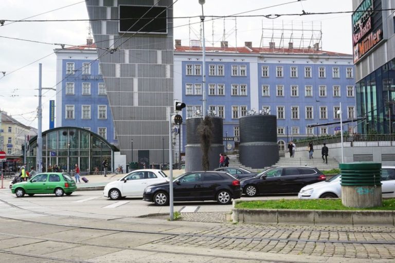 Blaues Haus beim Westbahnhof/Gürtel in Wien, Rudolfsheim-Fünfhaus (15. Bezirk), vor Abriss wegen IKEA-Neubau