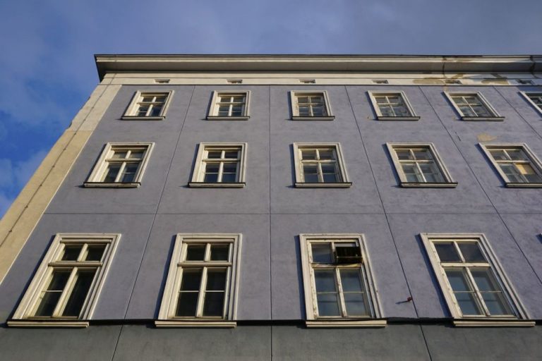 Blaues Haus (Mariahilfer Straße 132) in Wien, Rudolfsheim-Fünfhaus (15. Bezirk), Fenster, Fassade