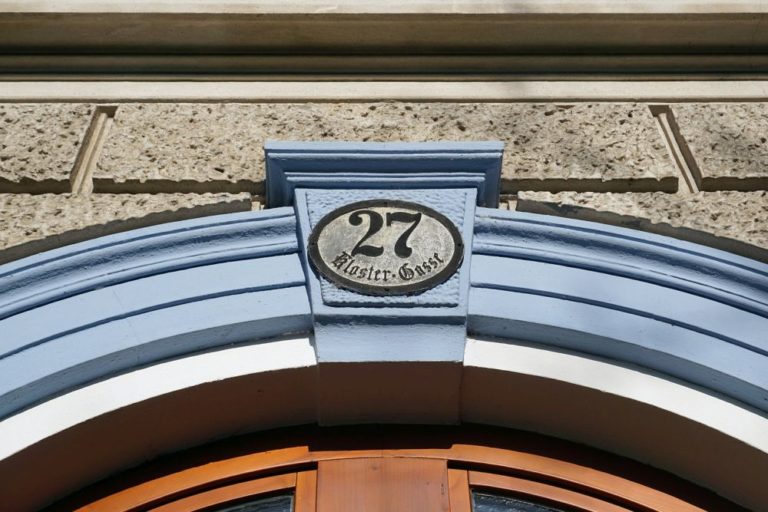 Hausnummer am Gebäude Klostergasse 27 in Wien-Währing