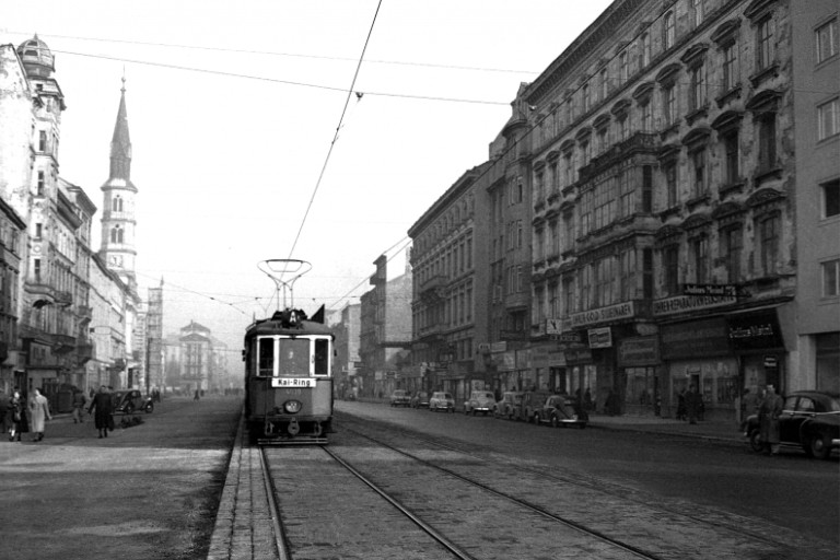 Straßenbahn fährt durch die Praterstraße, 1954