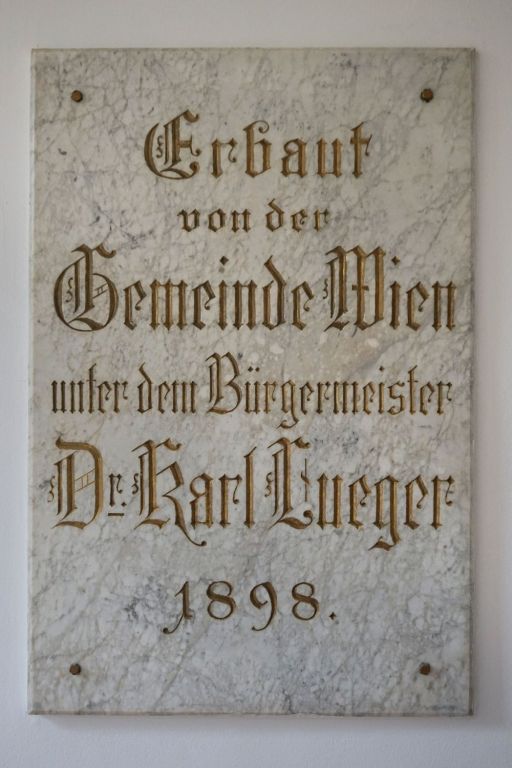 "Erbaut von der Gemeinde Wien unter dem Bürgermeister Dr. Karl Lueger 1898" (Plakette)