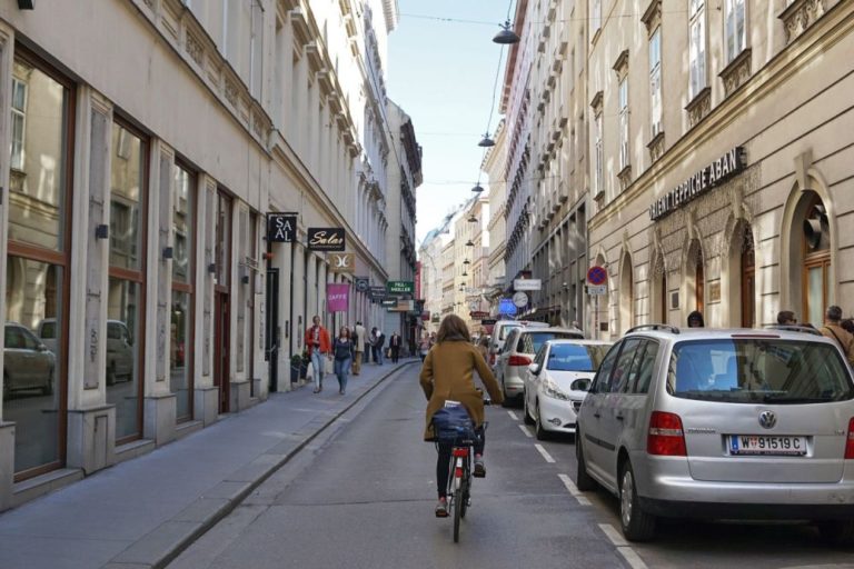 Radfahrerin fährt durch die Wollzeile, Wien