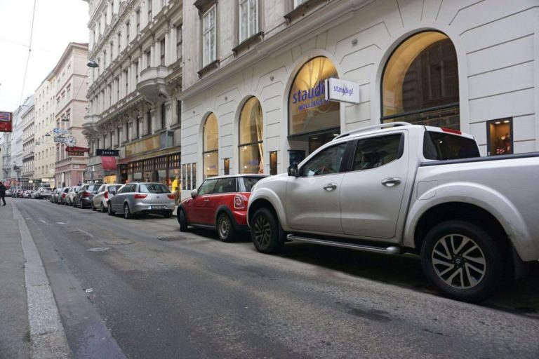 parkende Autos in der Wollzeile, Wien, Innere Stadt