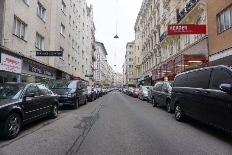 parkende Autos in der Wollzeile, Wien, Innere Stadt