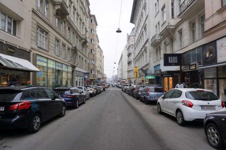 parkende Autos in der Wollzeile, Wien, Innere Stadt