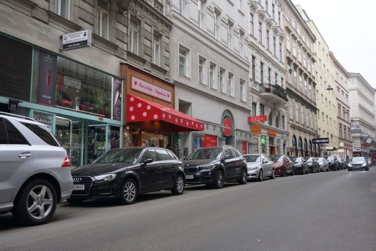 parkende Autos in der Wollzeile, Wien, Innere Stadt