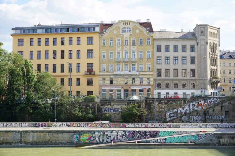 Gründerzeithäuser am Donaukanal in Wien-Landstraße, bei der Franzensbrücke, Graffiti, Aufschrift "1911"