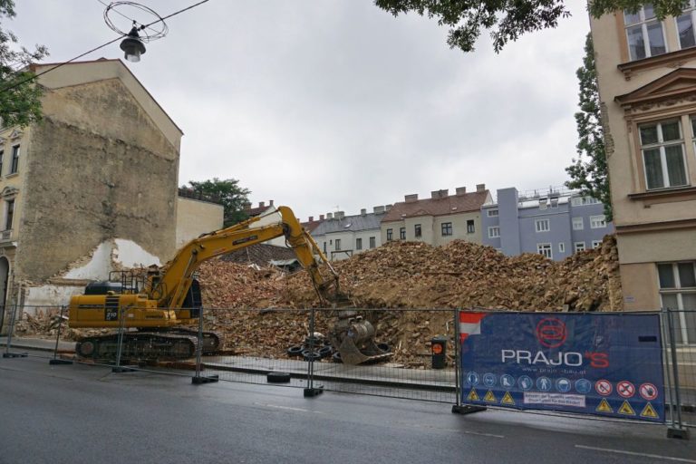 Schutthaufen, Bagger, nach Abriss einer Gründerzeithauses/Jugendstilhauses, Wien-Ottakring