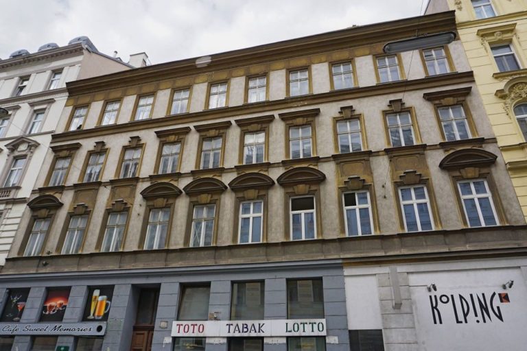 Gründerzeithaus, Historismus, Wien-Alsergrund, Dekor, Fenster, Kolping, Toto Tabak Lotto, Café