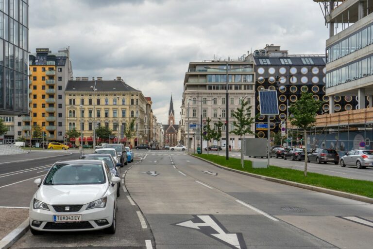 Blickrichtung zum Elisabethplatz mit Kirche