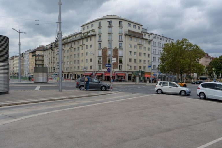 Südtiroler-Platz beim Wiener Hauptbahnhof, Nachkriegswohnhaus, Autoverkehr