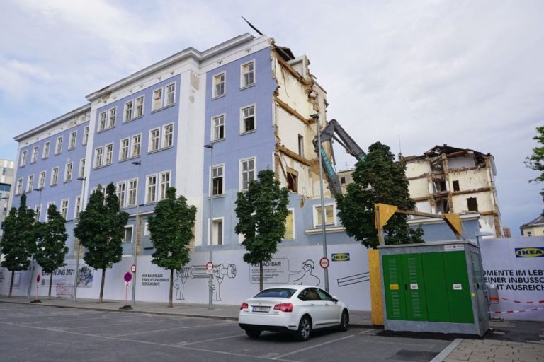 blaues Haus wird abgerissen, IKEA, Westbahnhof, Bagger, Auto, Bäume, Gründerzeithaus